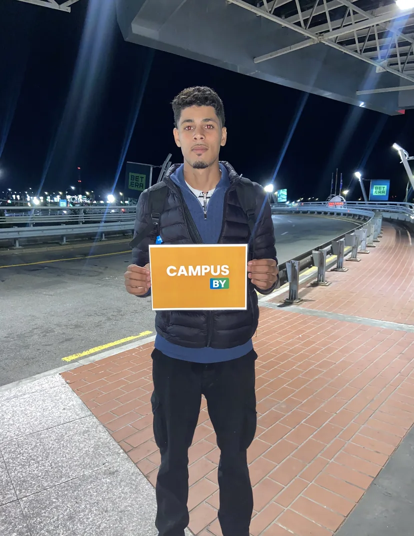 Étudiant Campus By à son arrivée de nuit à l'aéroport de Minsk